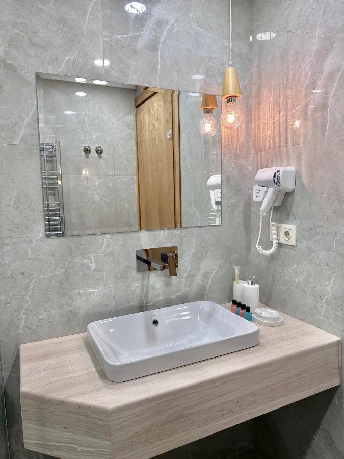 Hotel Embassy Tiflis Dış mekan fotoğraf